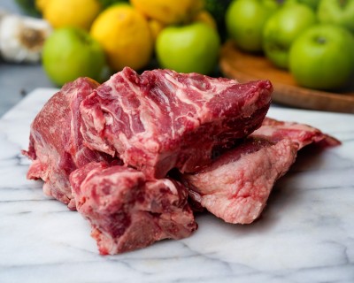 Свинина на кости охлаждённая 1 кг - купить в Арзебеляке
